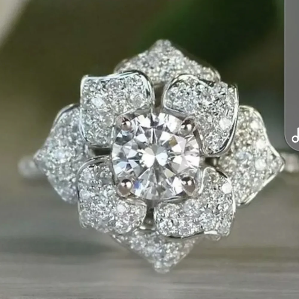 🎄NWOT 925 FLOWER RING🎄